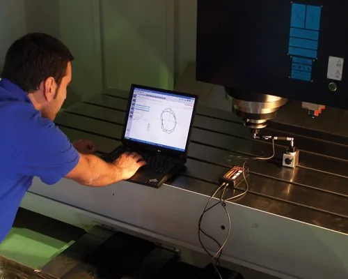 Tecnico Assistars esegue il controllo geometrico di un centro di lavoro con ballbar Renishaw